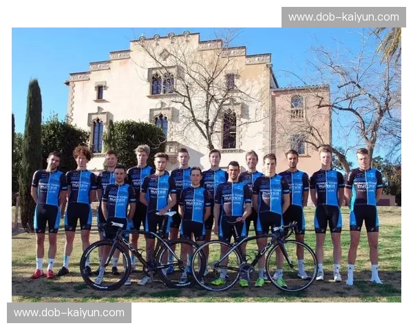 索尔纳的蓝色浪潮：法尔肯堡的金色梦想，瑞典足球的激情碰撞